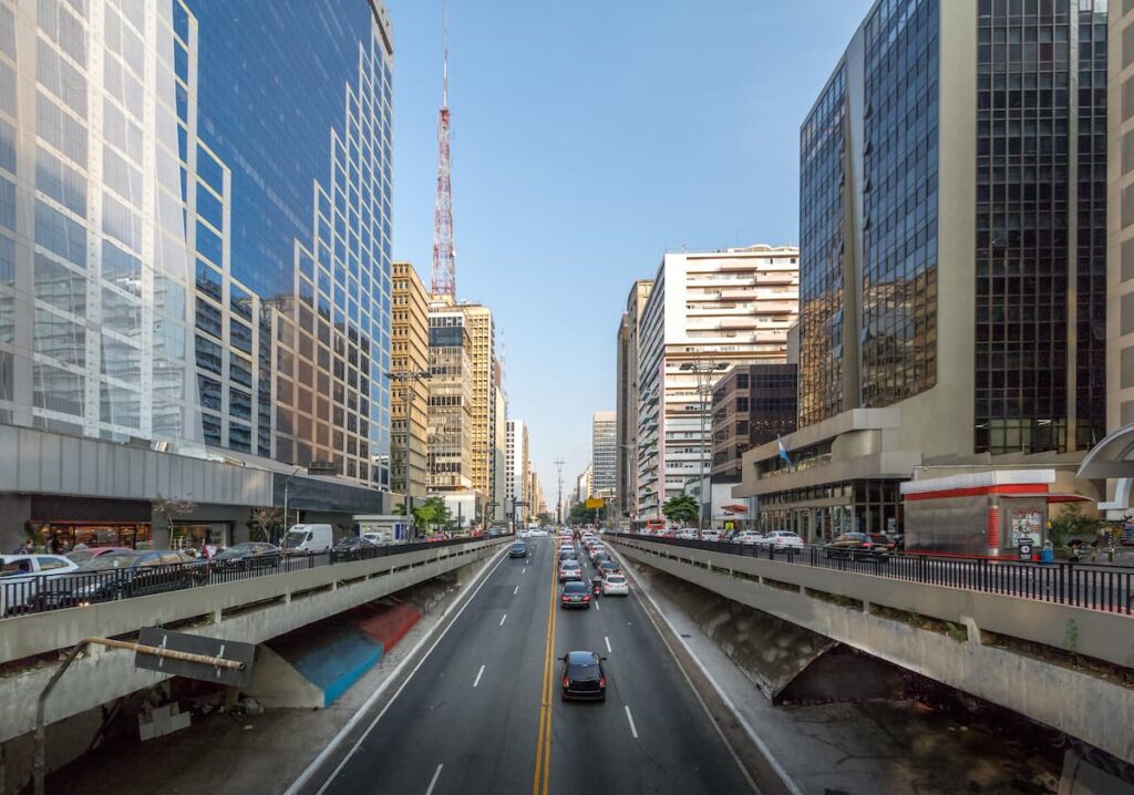Imagem ostra Avenida Paulista, um dos melhores passeios em São Paulo.