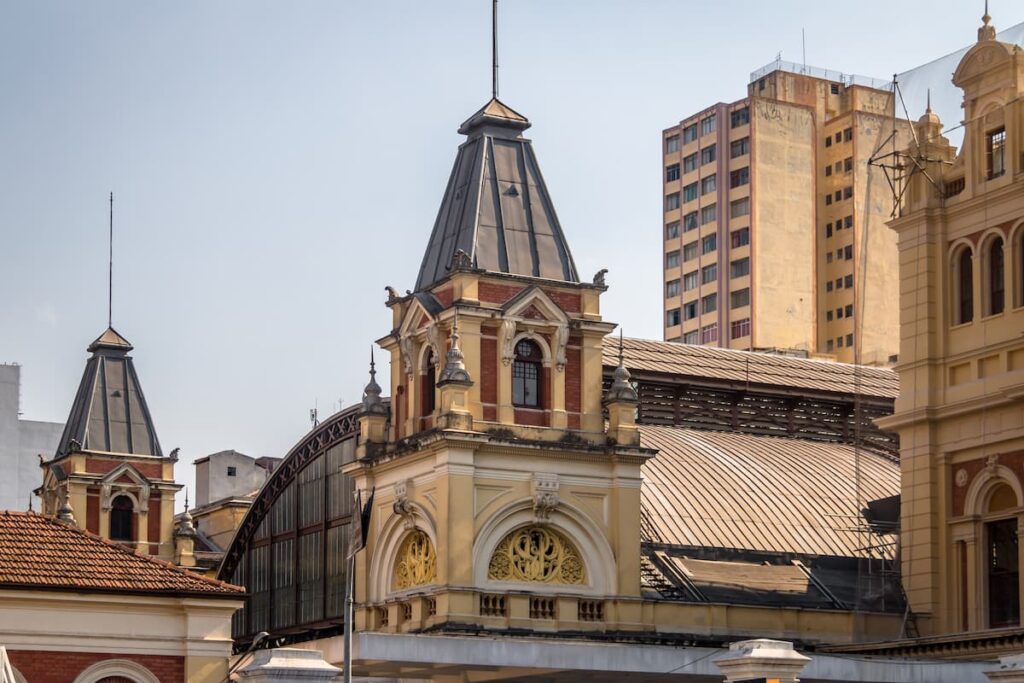 Imagem mostra Torre do Prédio da Estação da Luz em São Paulo.