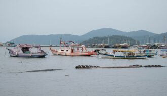 Imagem mostra barcos na barra bonita em sp