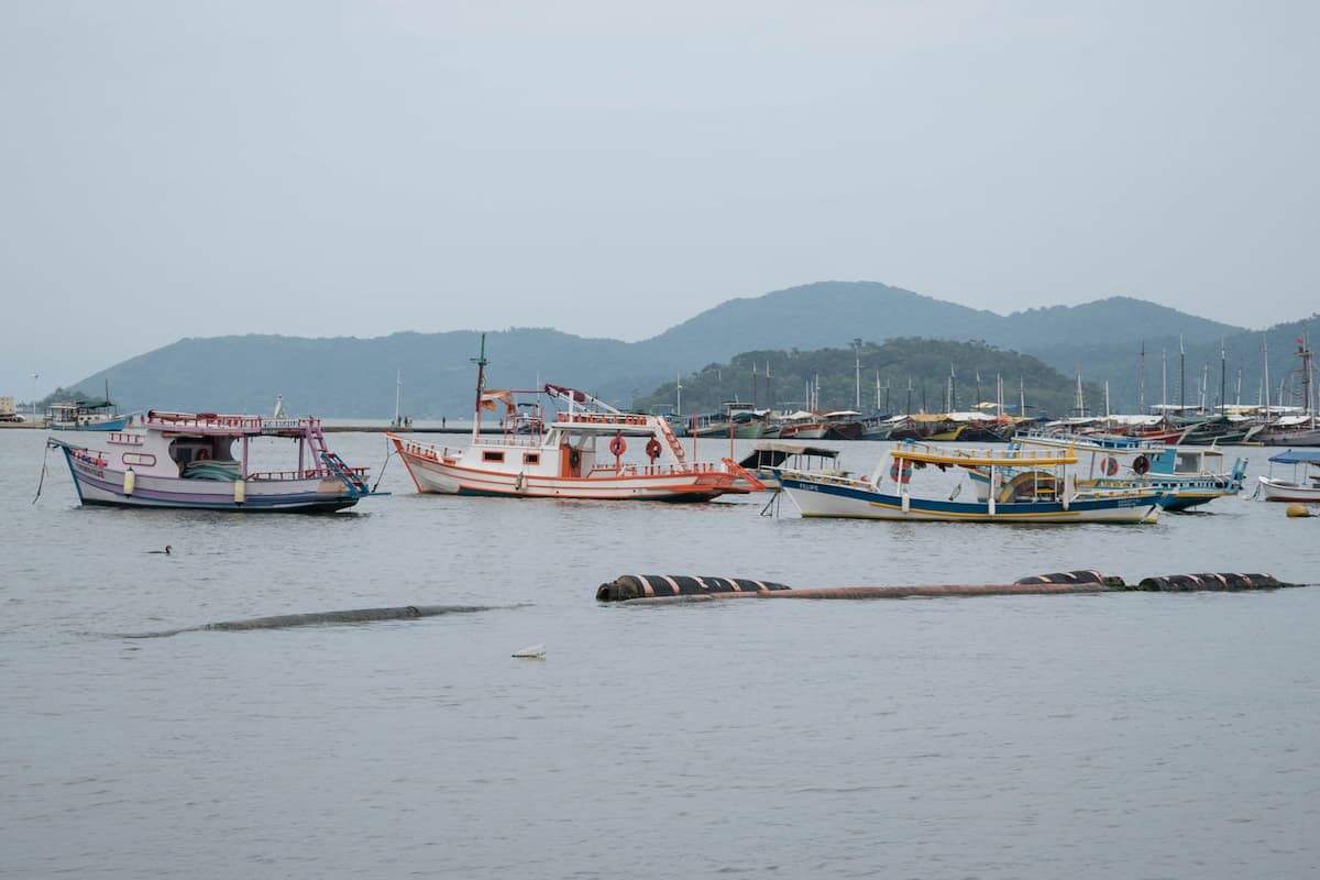 Imagem mostra barcos na barra bonita em sp