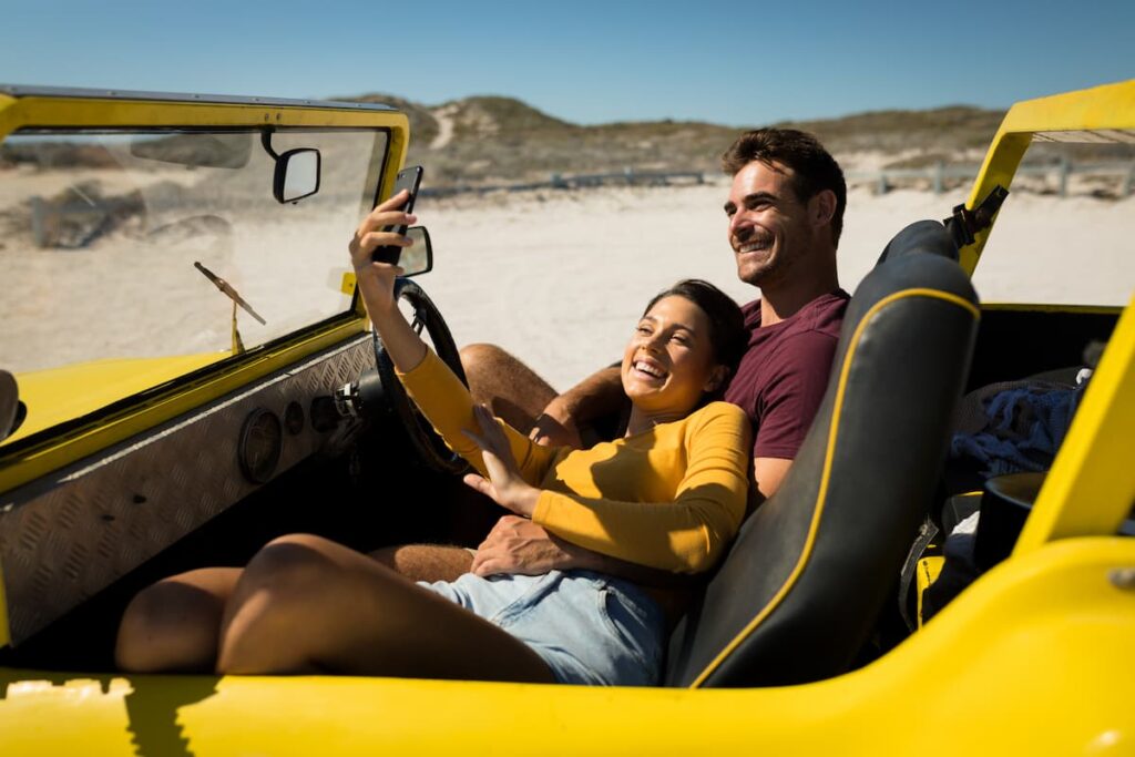 Imagem mostra casal fazendo selfie em buggy