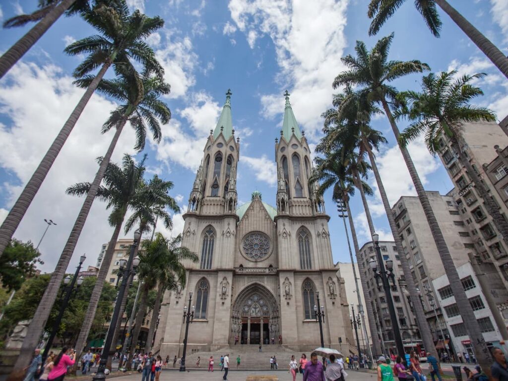 Imagem mostra passeio em ponto turistico da catedral da sé em são paulo