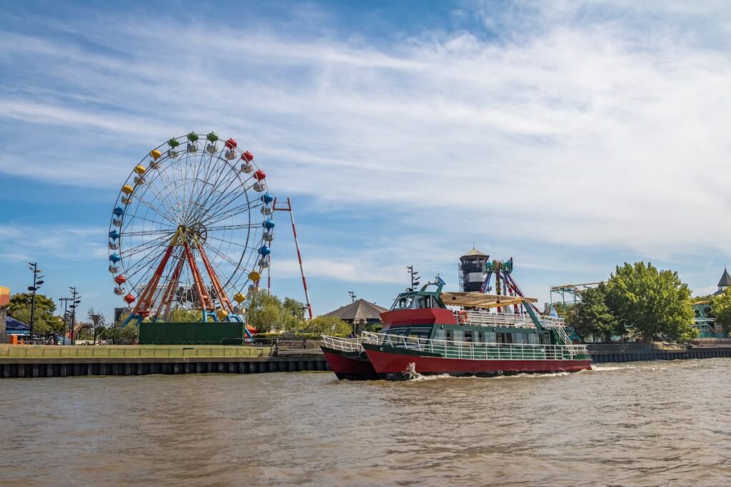 Imagem mostra barco no rio tigre