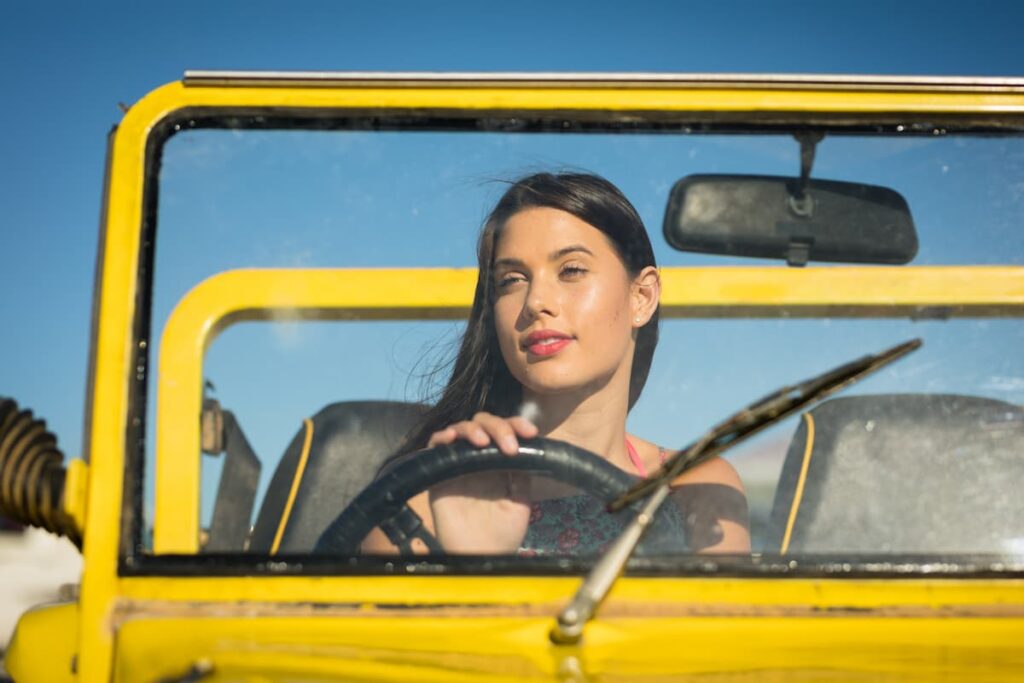 Imagem mostra mulher em buggy