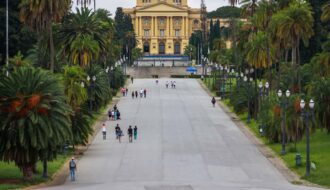 Imagem mostra passeio em ponto turistico da parque da indepencencia em são paulo