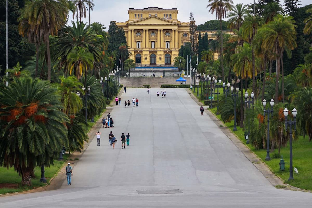 Imagem mostra passeio em ponto turistico da parque da indepencencia em são paulo