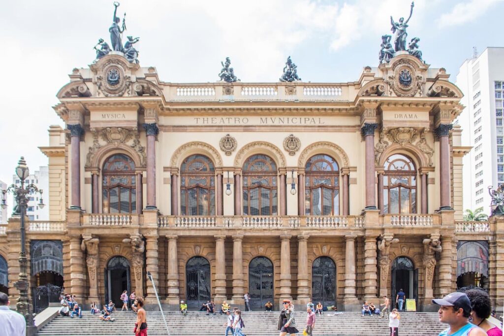 Imagem mostra passeio em ponto turistico do teatro municipal em são paulo