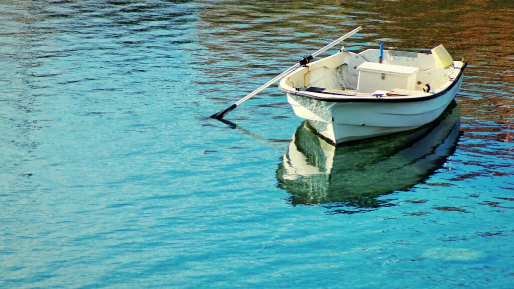 Imagem mostra barco de passeio em maresias SP