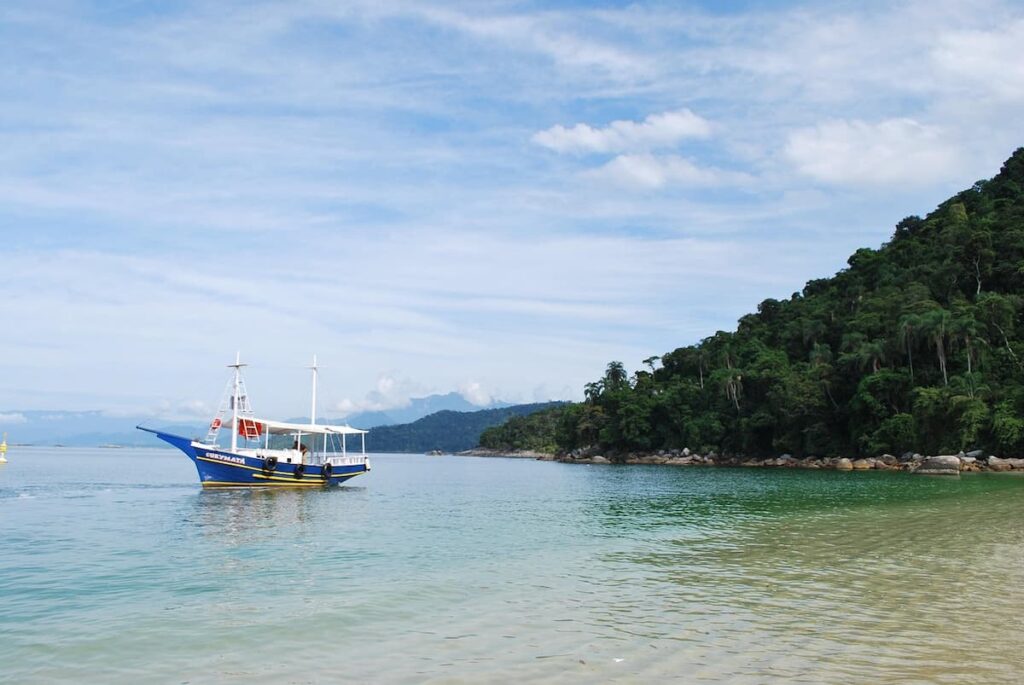 Imagem mostra passeio de barco em Angra dos Reis, RJ.
