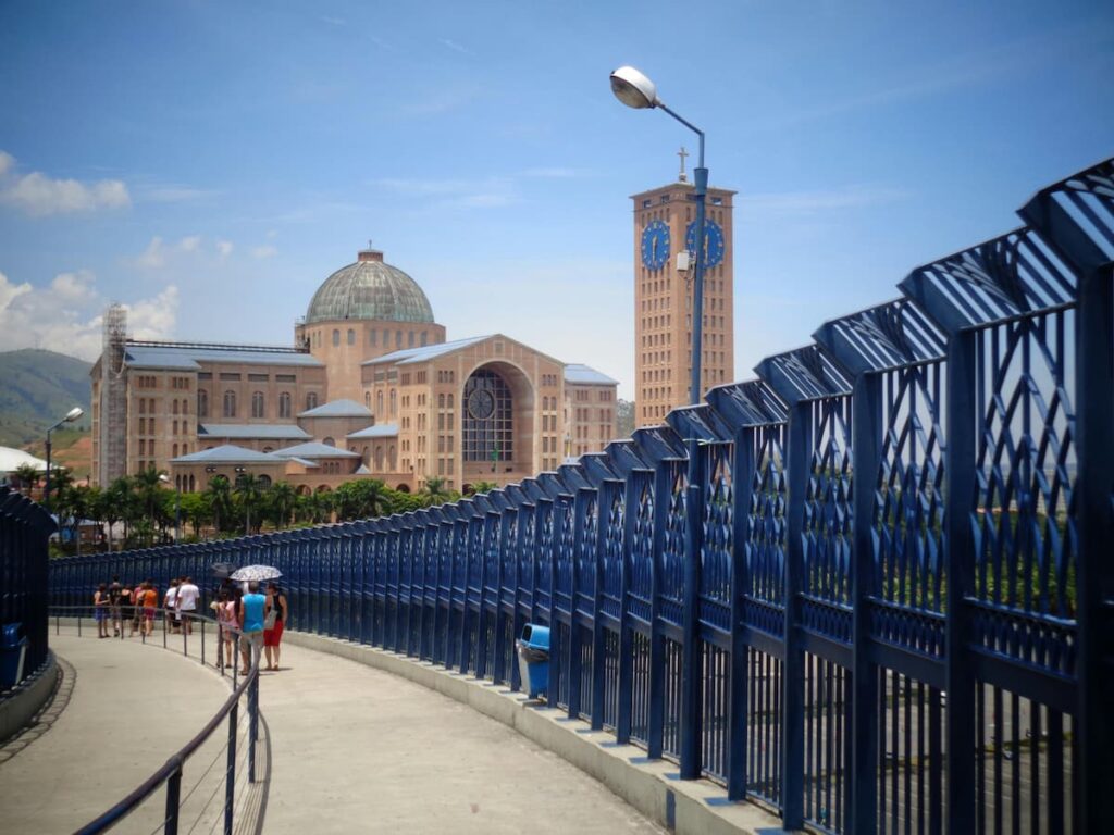 Imagem mostra o Santuário nacional de Nossa Senhora Aparecida, um dos principais passeios em Aparecida do Norte.