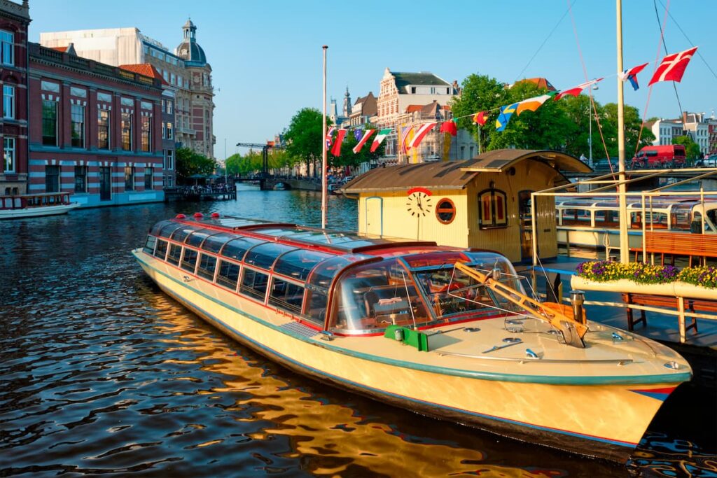 Imagem mostra barco usado para fazer os passeios de barco em Amsterdã.