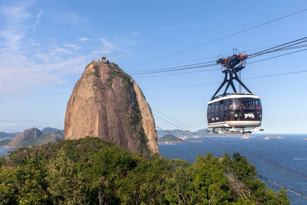 Imagem mostra passeio de Bondinho no Pão de Açúcar, RJ.