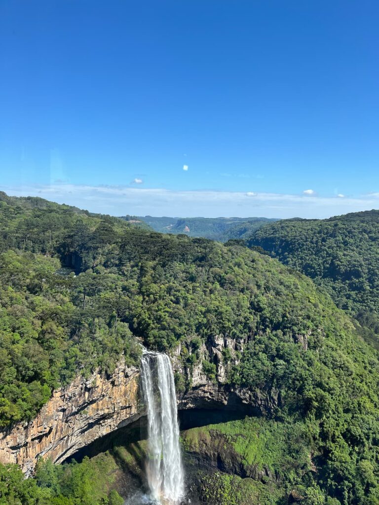 Imagem mostra Cachoeira do caracol, no Parque do Caracol, um dos fascinantes passeios em Gramado.