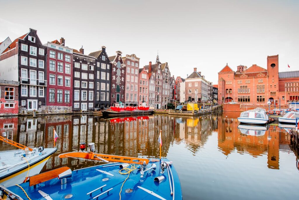 Imagem mostra belíssimas construções a beira do canal em Amsterdã.