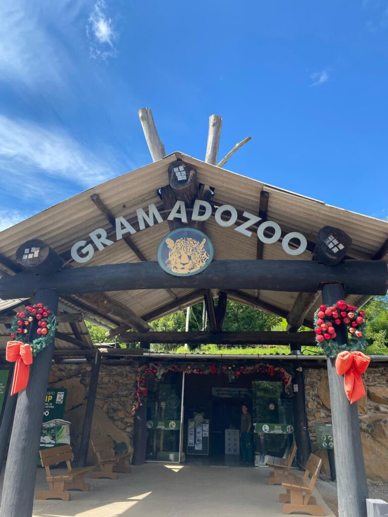 Imagem mostra a portaria do GramadoZoo na Serra Gaúcha.