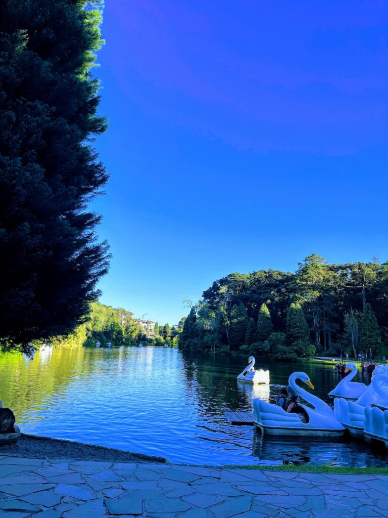 Imagem mostra o belíssimo Lago Negro em Gramado.
