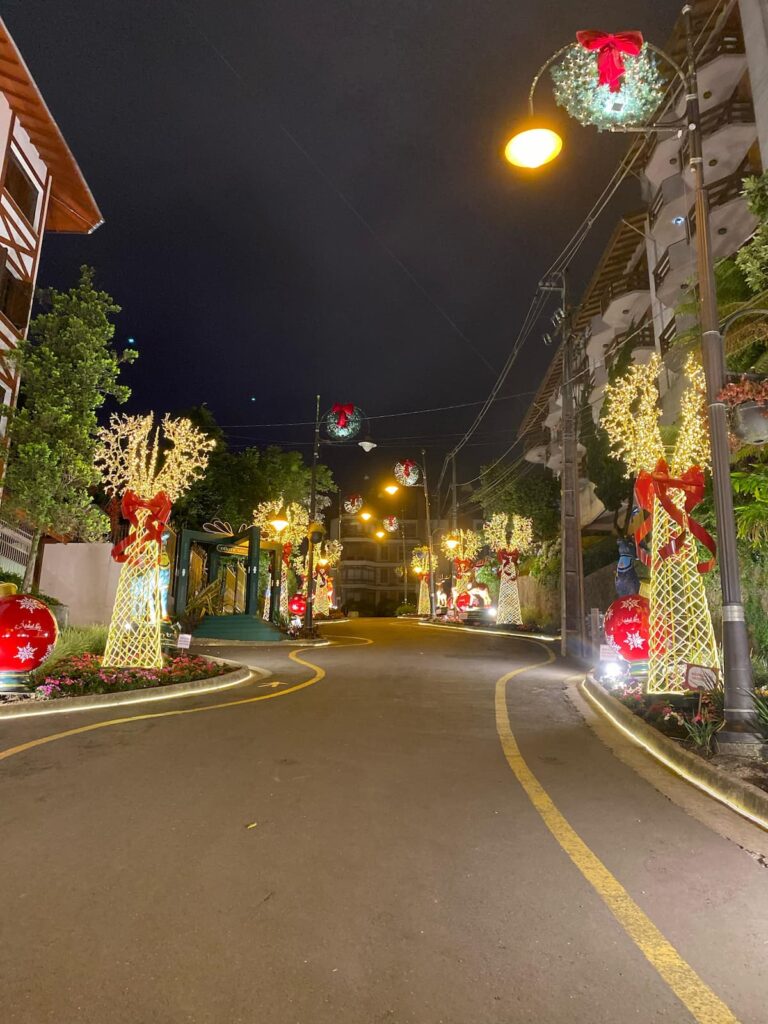 Imagem mostra Rua Torta em Gramado enfeitada para o espetáculo do Natal Luz.