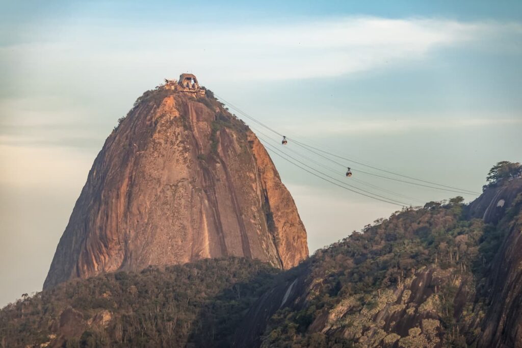 Imagem mostra bondinho do Corcovado, um dos lugares para passeio em família no RJ.