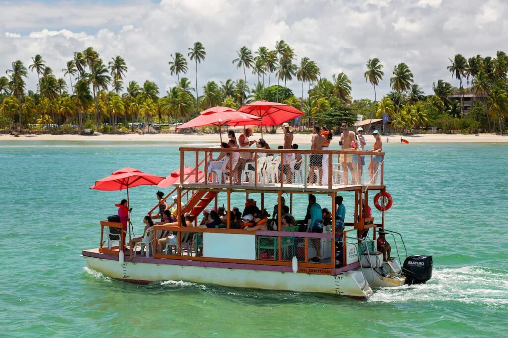 Imagem mostra um grupo de aventureiros em Passeio agradável em Porto de Galinhas.