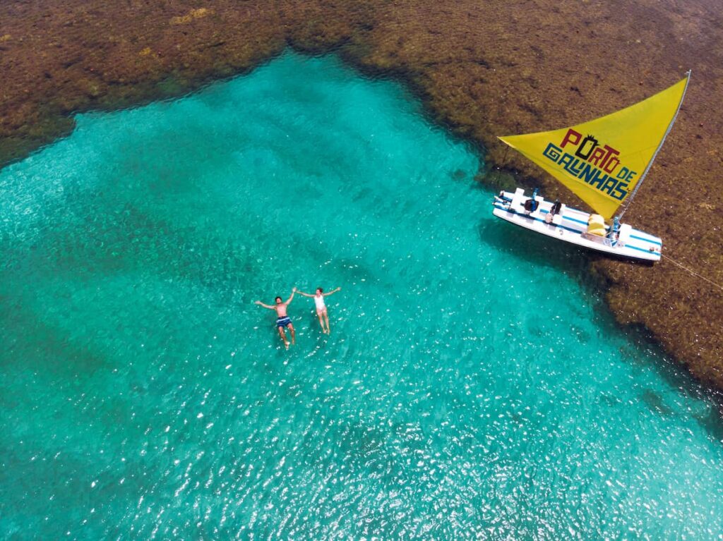 Imagem mostra as piscinas naturais onde acontecem os melhores passeios em Porto de Galinhas.