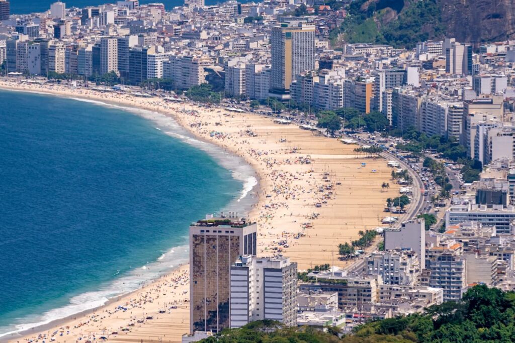 Imagem mostra lindo dia em Praia de Copacabana no RJ.