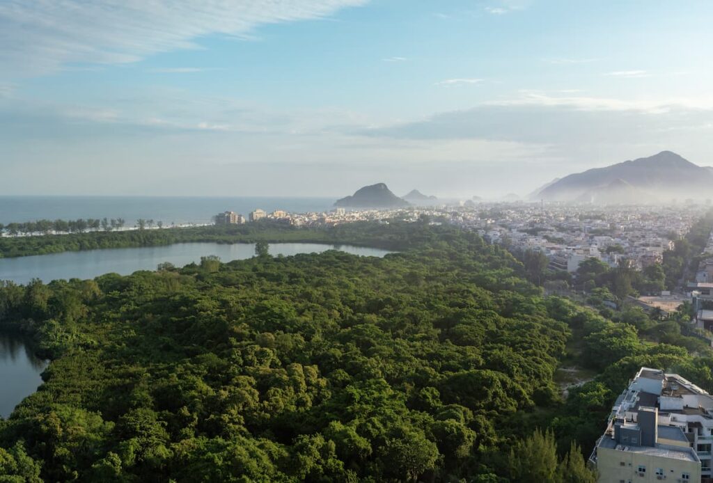 Imagem mostra vista aérea da Lagoa Marapendi e Reserva na Barra da Tijuca no Rio de Janeiro.
