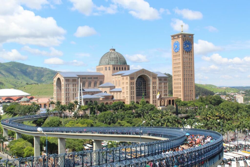 Imagem mostra a Passarela da Fé em Aparecida do Norte, São Paulo.