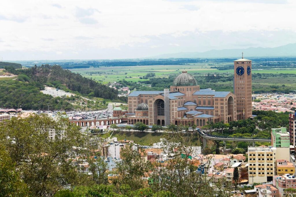 Imagem mostra o Santuário Nacional de Nossa Senhora de Aparecida, São Paulo.