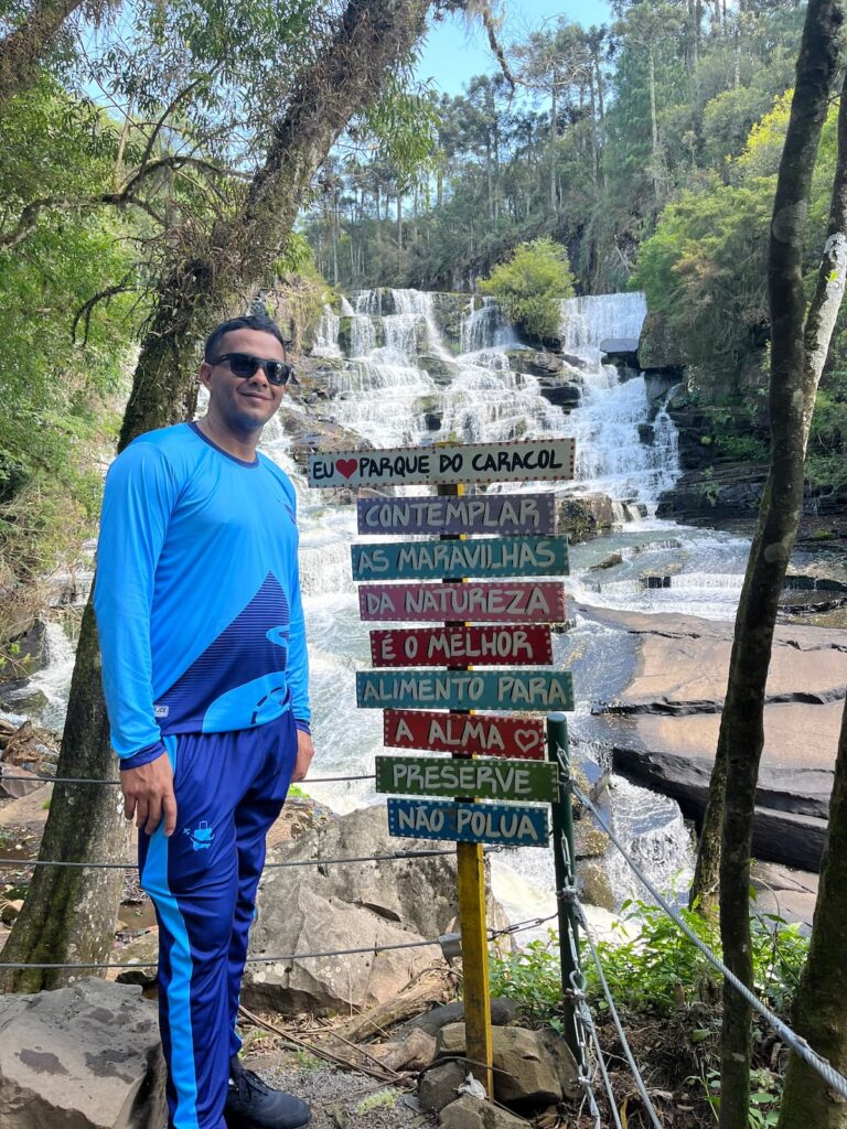 Imagem mostra turista em visitação no Parque Caracol, um dos imperdíveis passeios em Gramado.