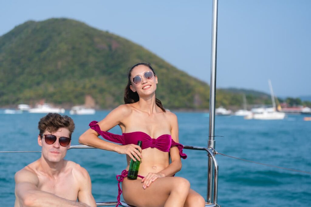 Imagem mostra casal feliz fazendo passeio de escuna pelo Brasil.