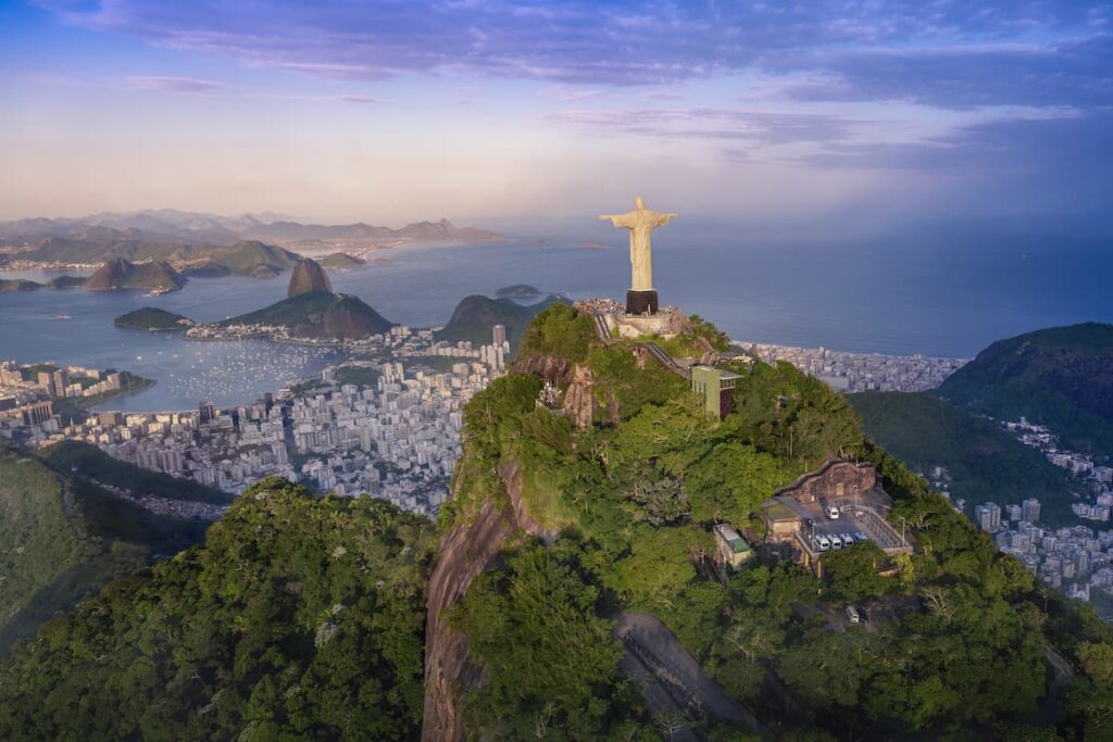 Imagem mostra Cristo Redentor, Corcovado e Baía de Guanabara no Rio de Janeiro