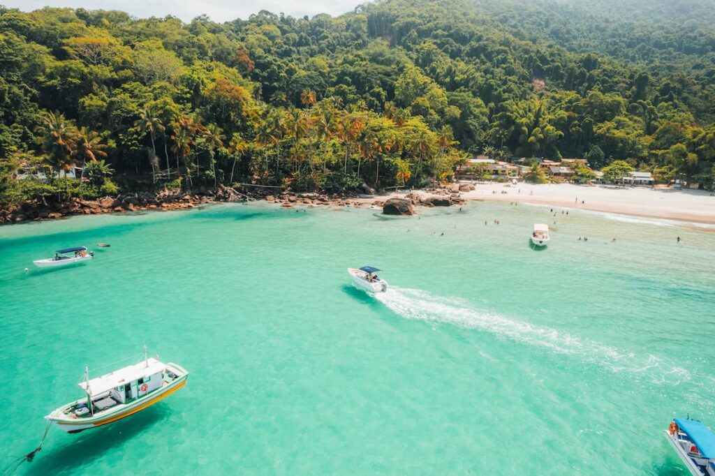 Imagem mostra Ilha Grande, um dos belos lugares para fazer passeios de escuna pelo Brasil.