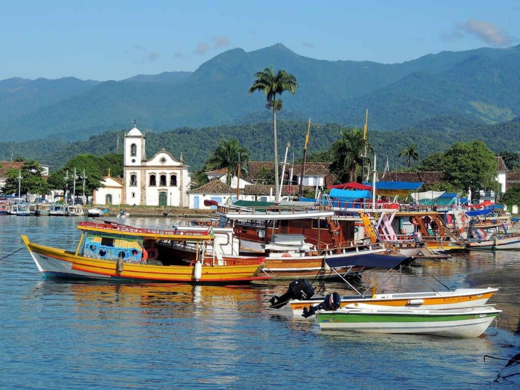 Imagem mostra o charme colonial de Paraty, RJ.