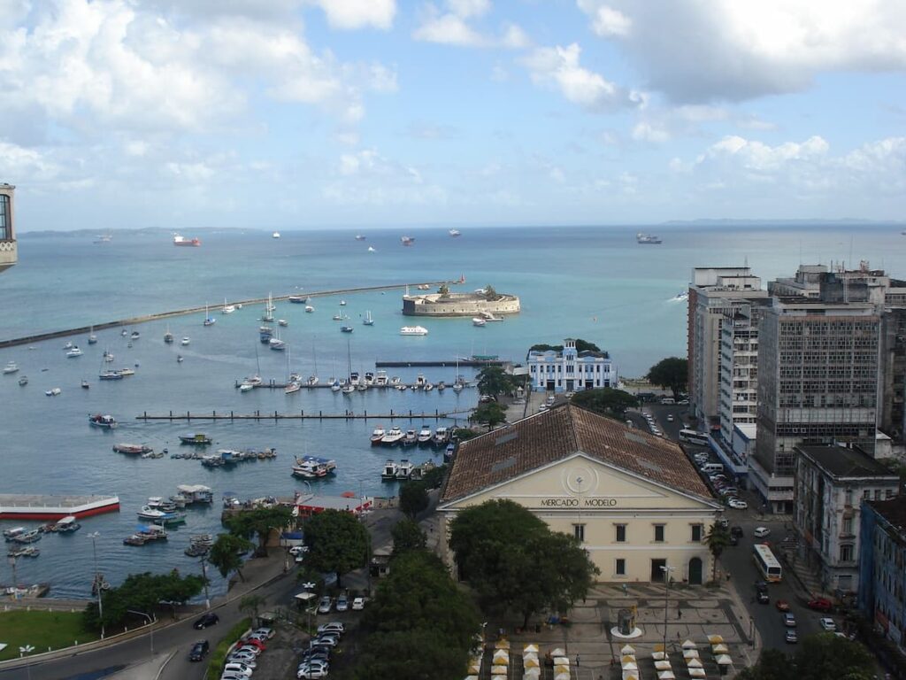 Imagem mostra o pelourinho em Salvador, um dos destinos famosos para fazer passeios de escuna pelo Brasil.