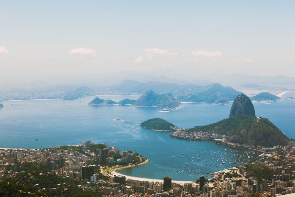 Imagem mostra belíssima vista aérea do Rio de Janeiro, Brasil.