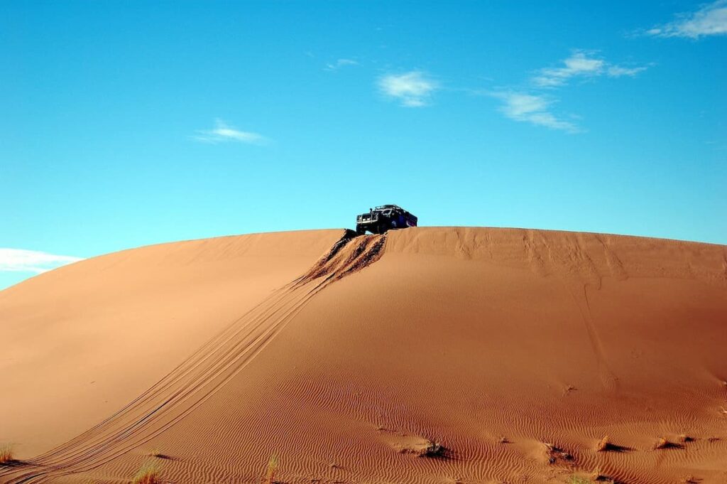Imagem mostra o passeio de buggy pelas dunas de Genipabu, um dos melhores passeios em Natal.