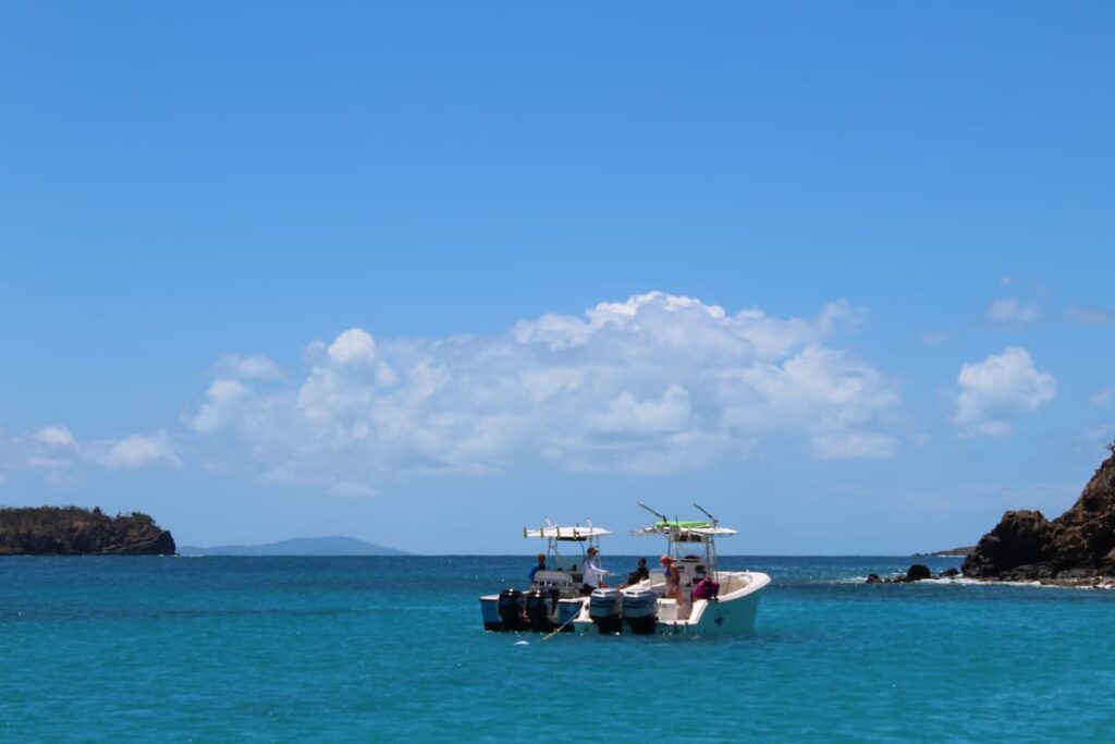 Imagem mostra o passeio de barco na praia de Pipa, um dos melhores passeios em Natal.