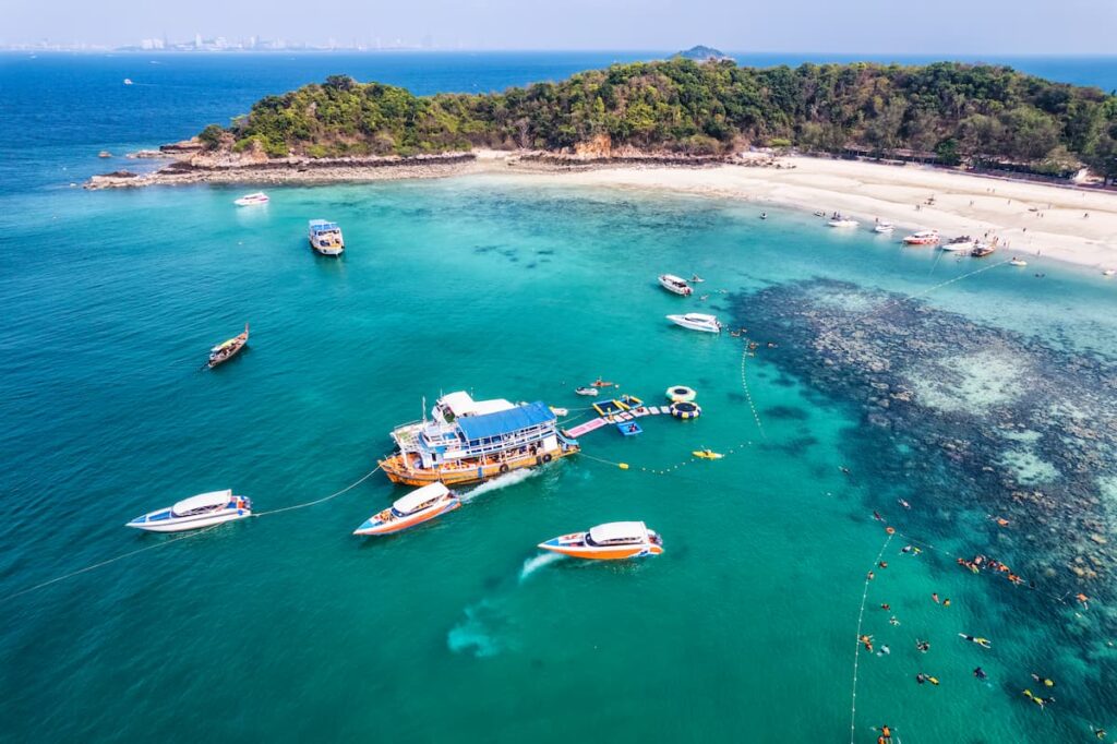 Imagem mostra dia lindo e perfeito para passeios de barco em Arraial do Cabo.