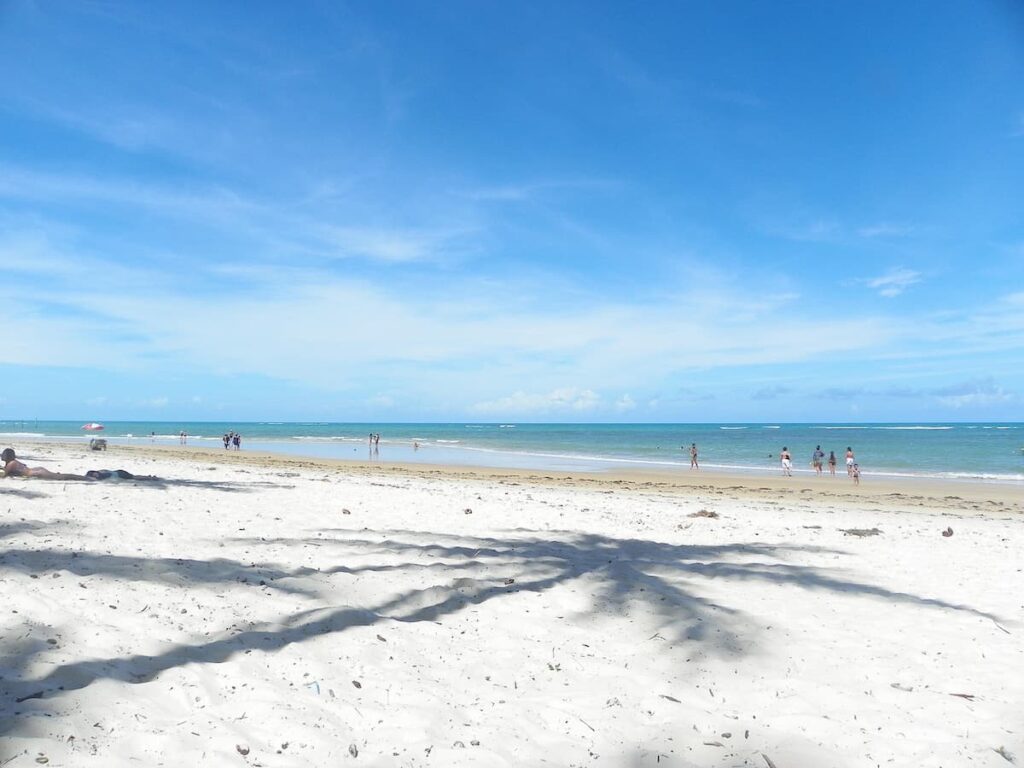 Imagem mostra praia em Arraial D'Ajuda.