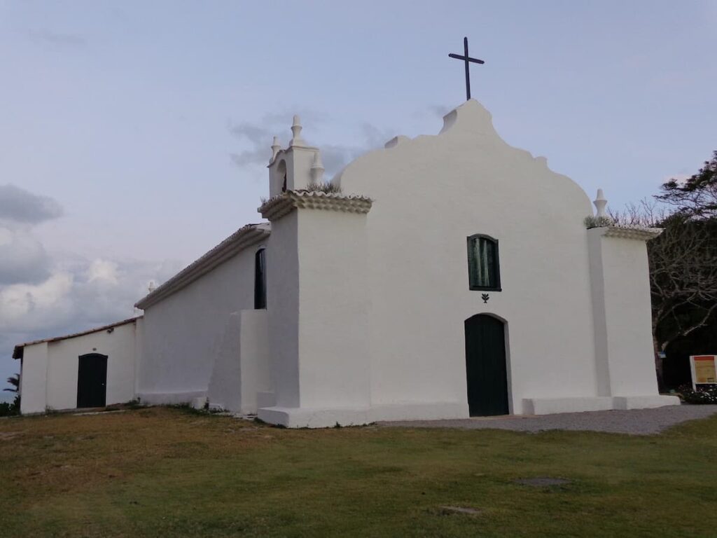 Imagem mostra igrejinha em Trancoso na Bahia.