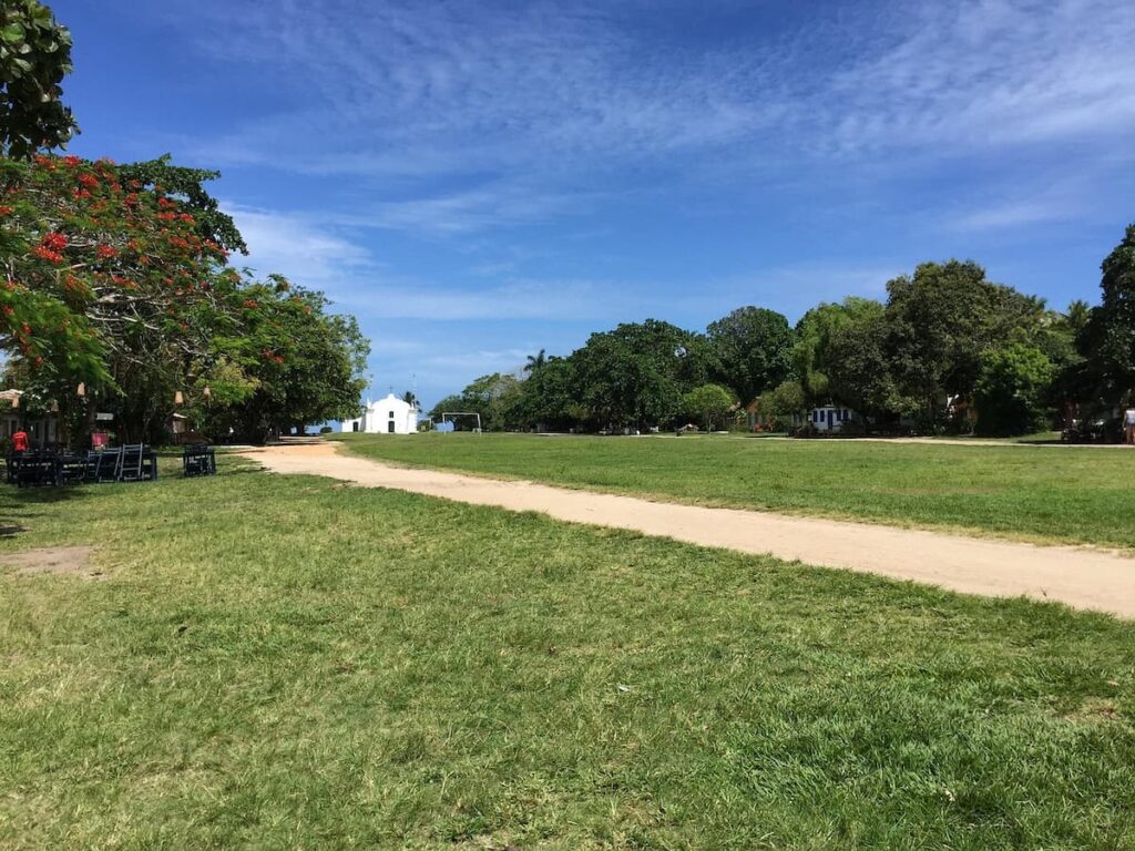 Imagem mostra o famoso "Quadrado" em Trancoso. A excursão a Trancoso é um dos melhores passeios em Porto Seguro.