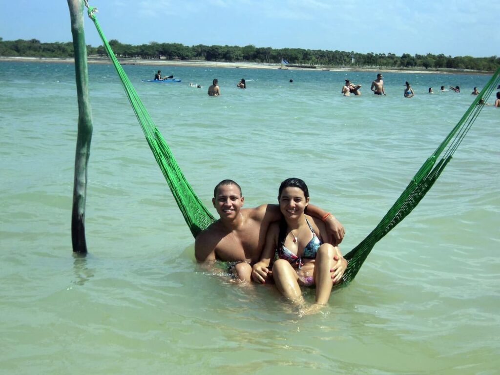 Imagem mostra casal feliz curtindo um dia de passeios em Jericoacoara.