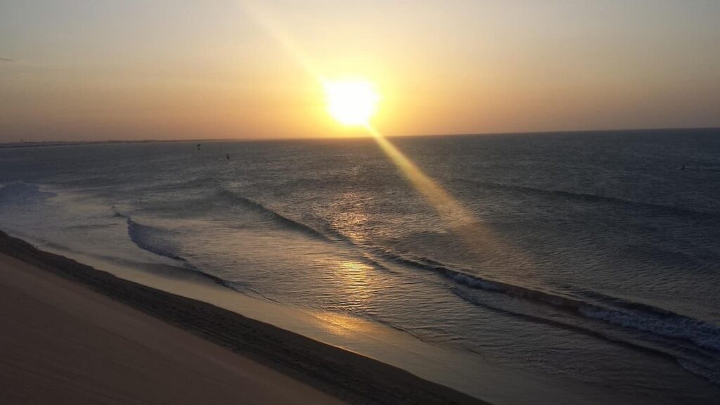 Imagem mostra o belíssimo mar de Jeri ao pôr do sol.