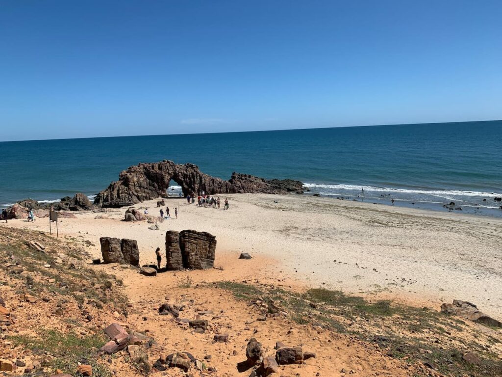 Imagem mostra Pedra Furada em Jericoacoara.