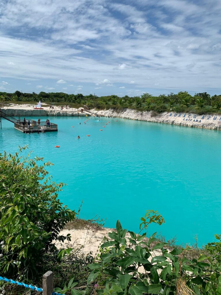 Imagem mostra Buraco Azul, um dos lugares que podem ser visitados ao fazer os passeios em Jericoacoara.