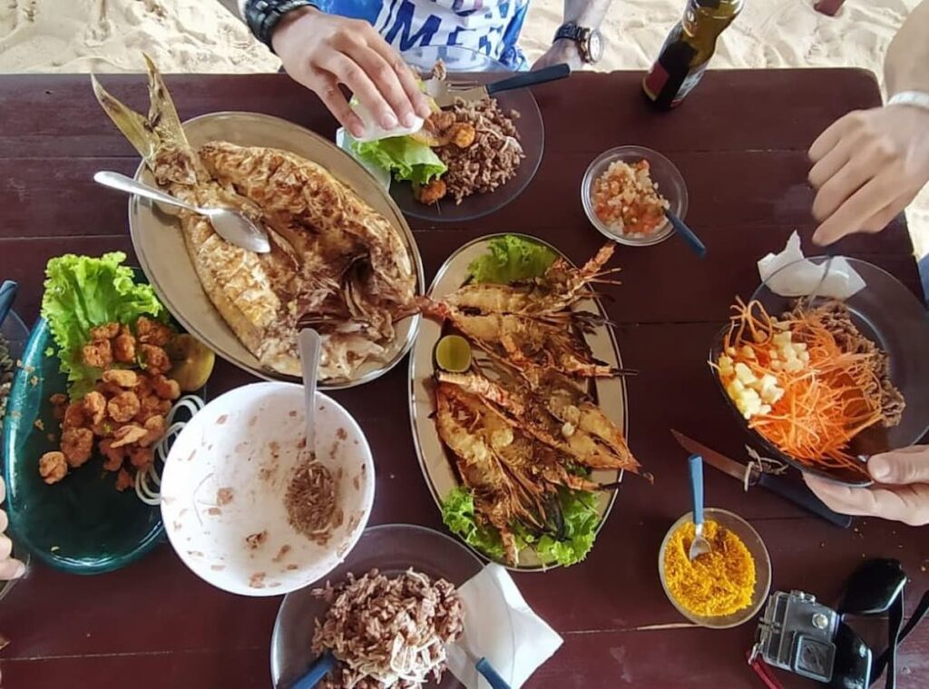 Imagem mostra petiscos deliciosos servidos nas barracas de praia em Jeri, Ceara.