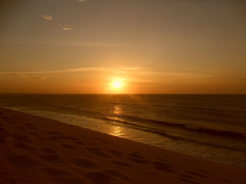Imagem mostra pôr do sol em Jericoacoara, CE.
