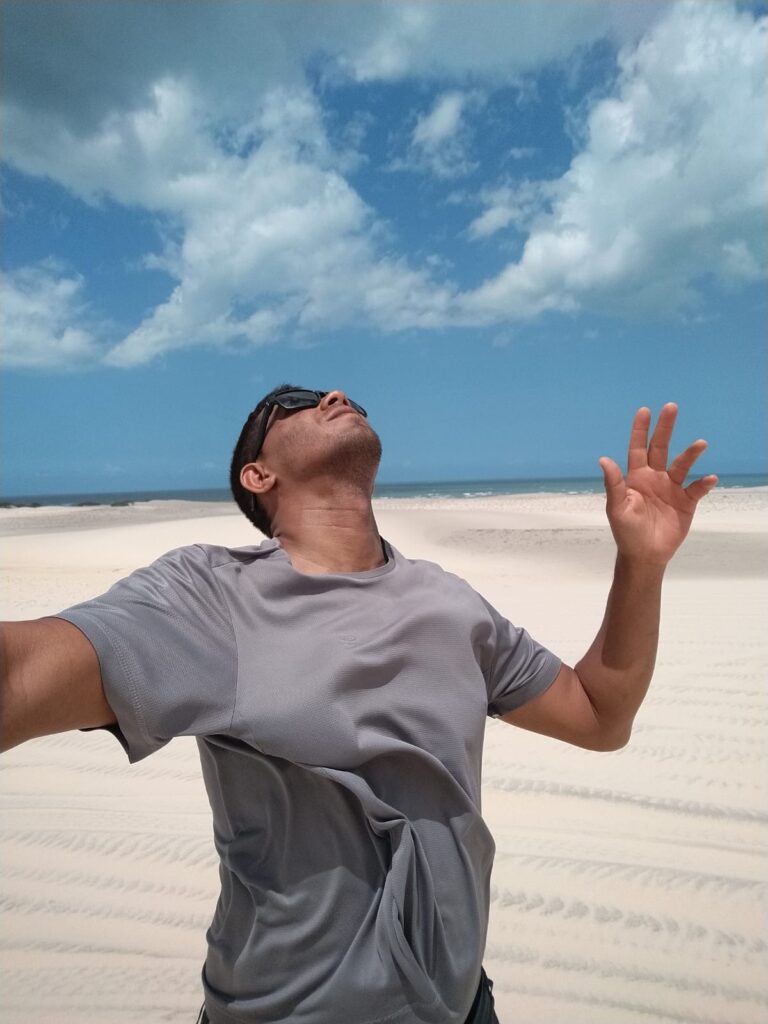 Imagem mostra turista expressando sua gratidão por estar em Jeri, um dos destinos de praia mais procurados do Brasil.