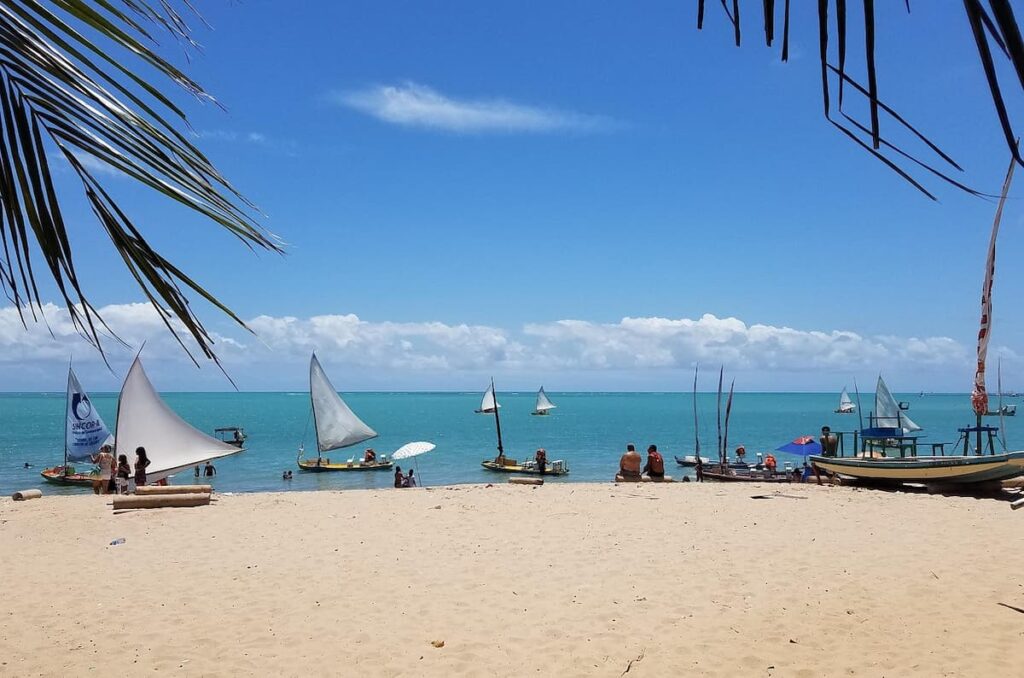 Imagem mostra praia de pajuçara em Maceió.
