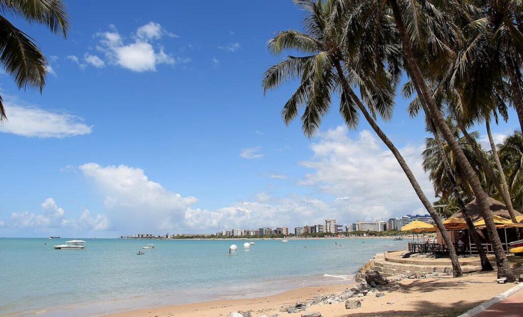 Imagem mostra praia linda para curtir e apreciar ao fazer os passeios em Maceió.